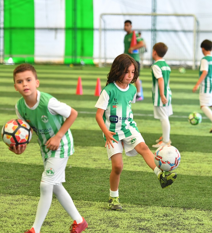 Yeşi̇l Sahalar Geleceği̇n Yildizlariyla Doluyor (2)