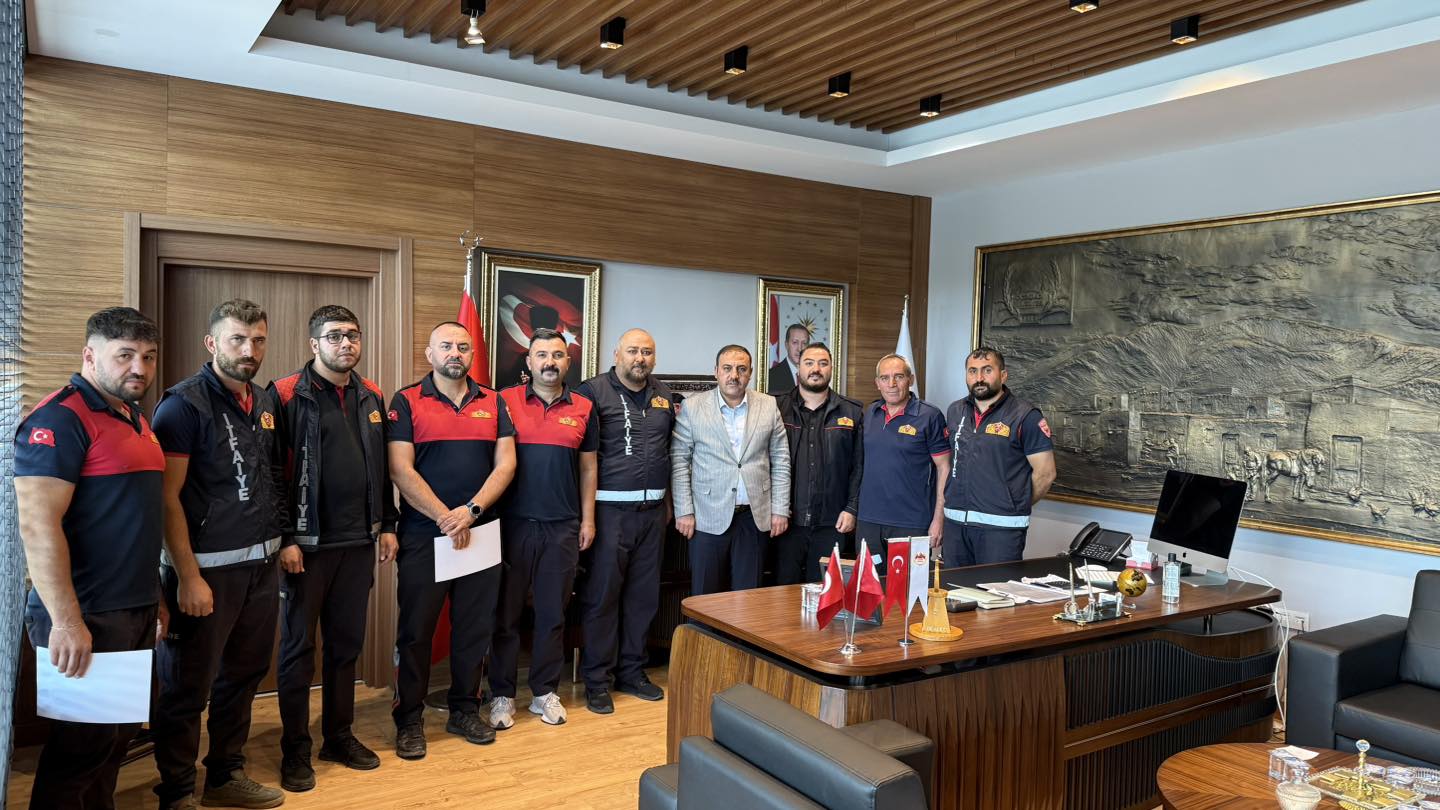 Başkan Hakanoğlu’ndan Zabıta Ve Itfaiye Personeline Anlamlı Kutlama