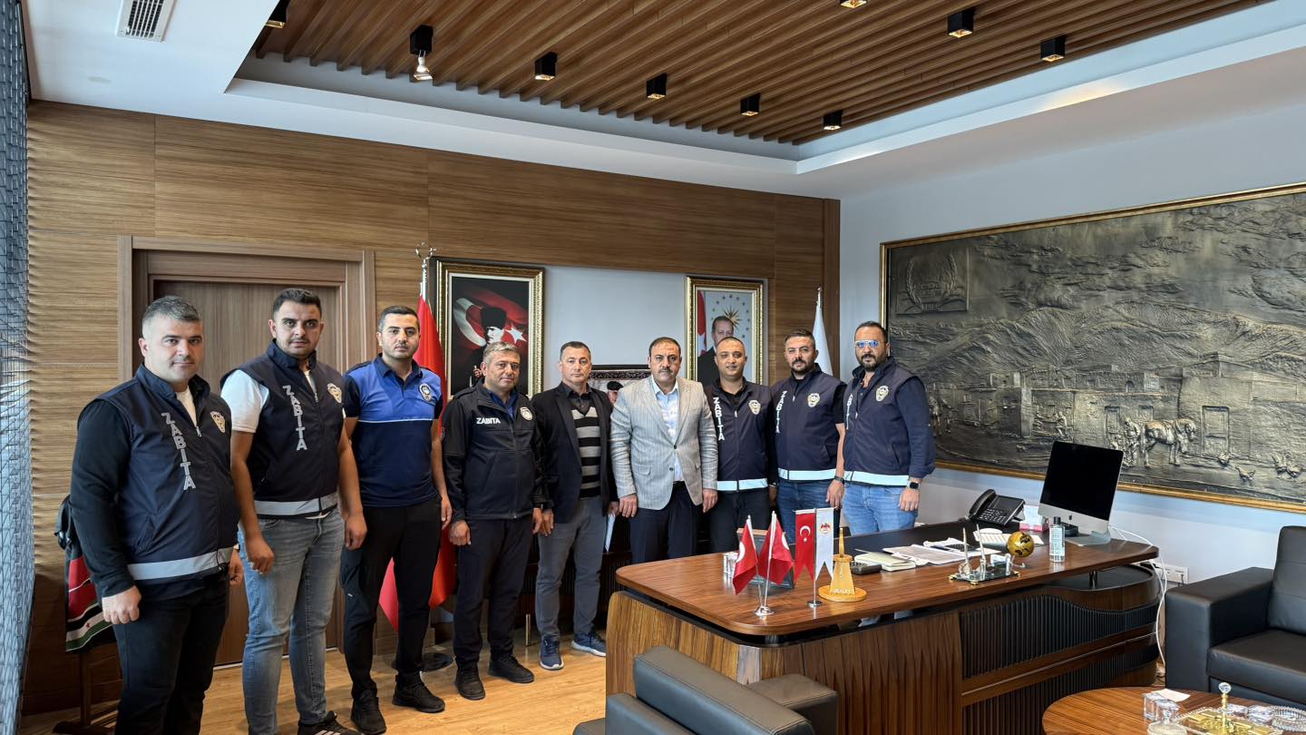 Başkan Hakanoğlu’ndan Zabıta Ve Itfaiye Personeline Anlamlı Kutlama1