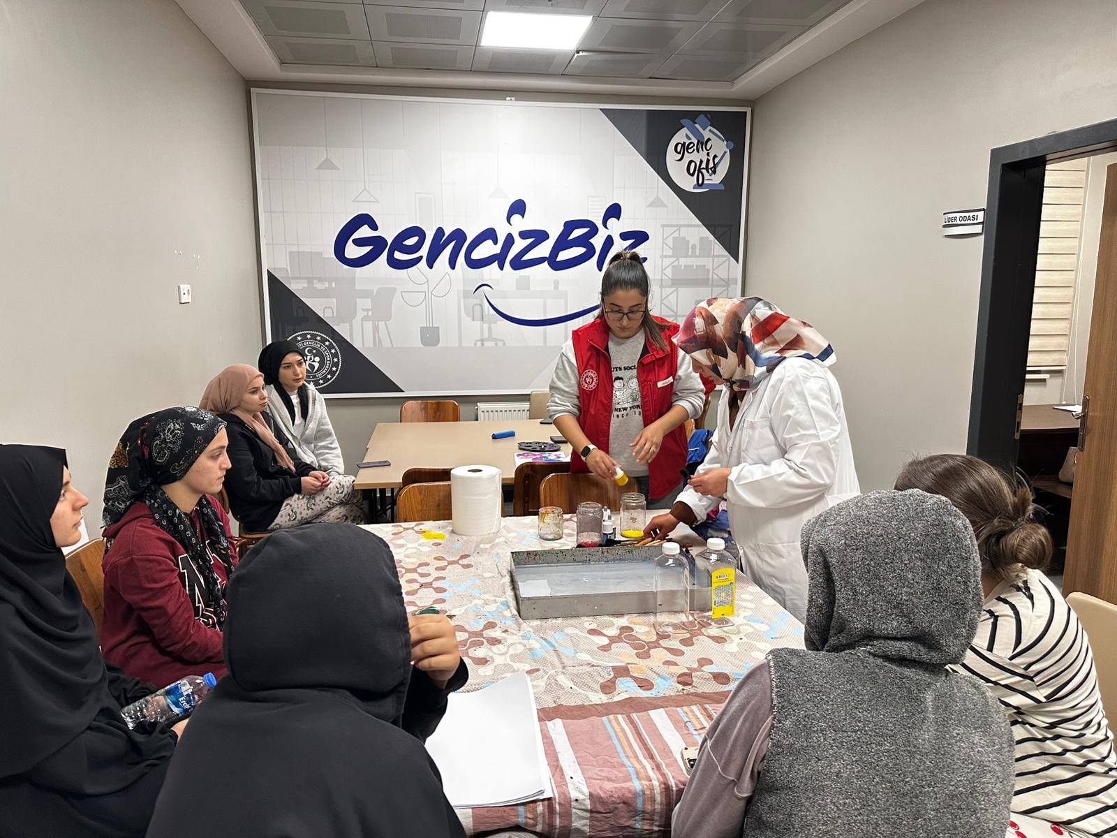 Cacabey Gençlik Merkezi’nde, Gençler Ebru Sanatıyla Buluştu (2)