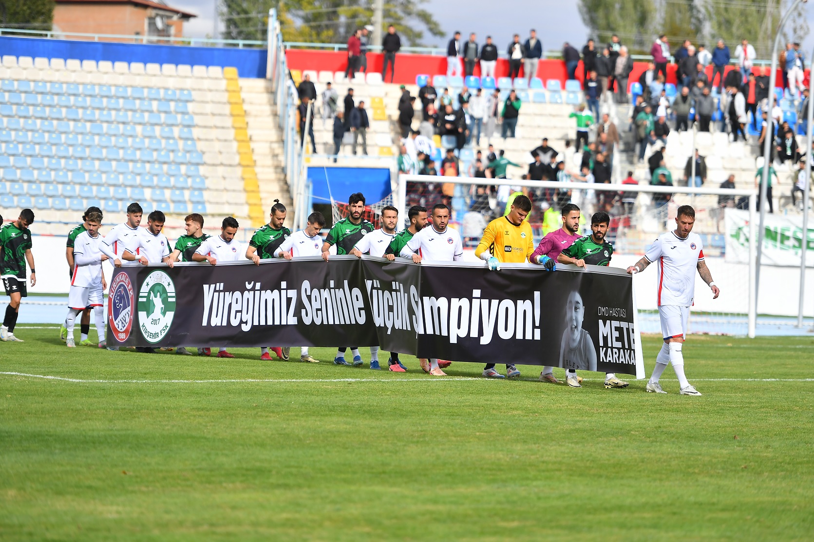 Dmd Hastası Mete Karakaş’a Moral Veren Pankart (2)