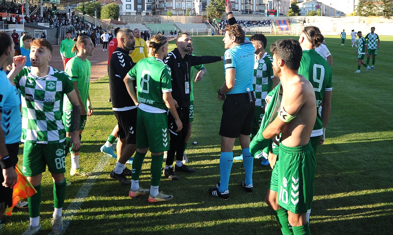 Grubumuzda 8 Maçta 33 Sarı, 2 Kırmızı Kart Çıktı (1)