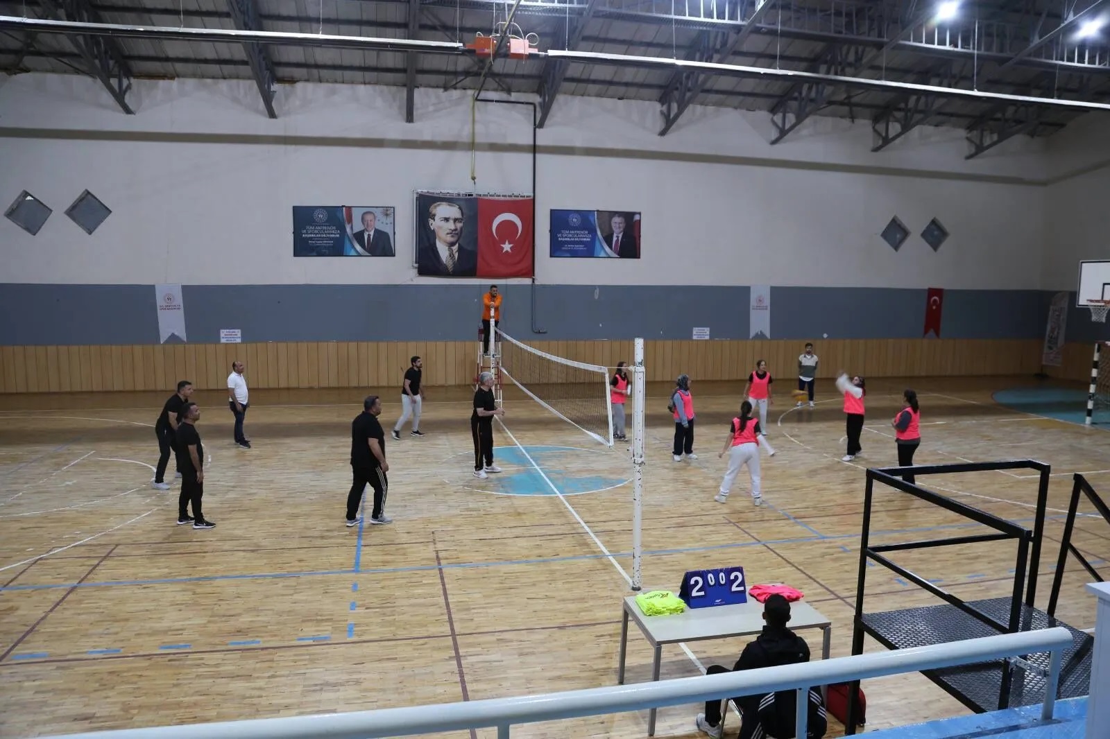 Mucur'da Nesiller El Ele Verdi (2)