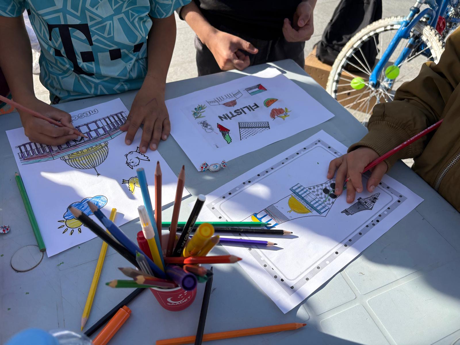 Saadet Partisi Kadın Kolları Çocuklar İçin Meydanlarda