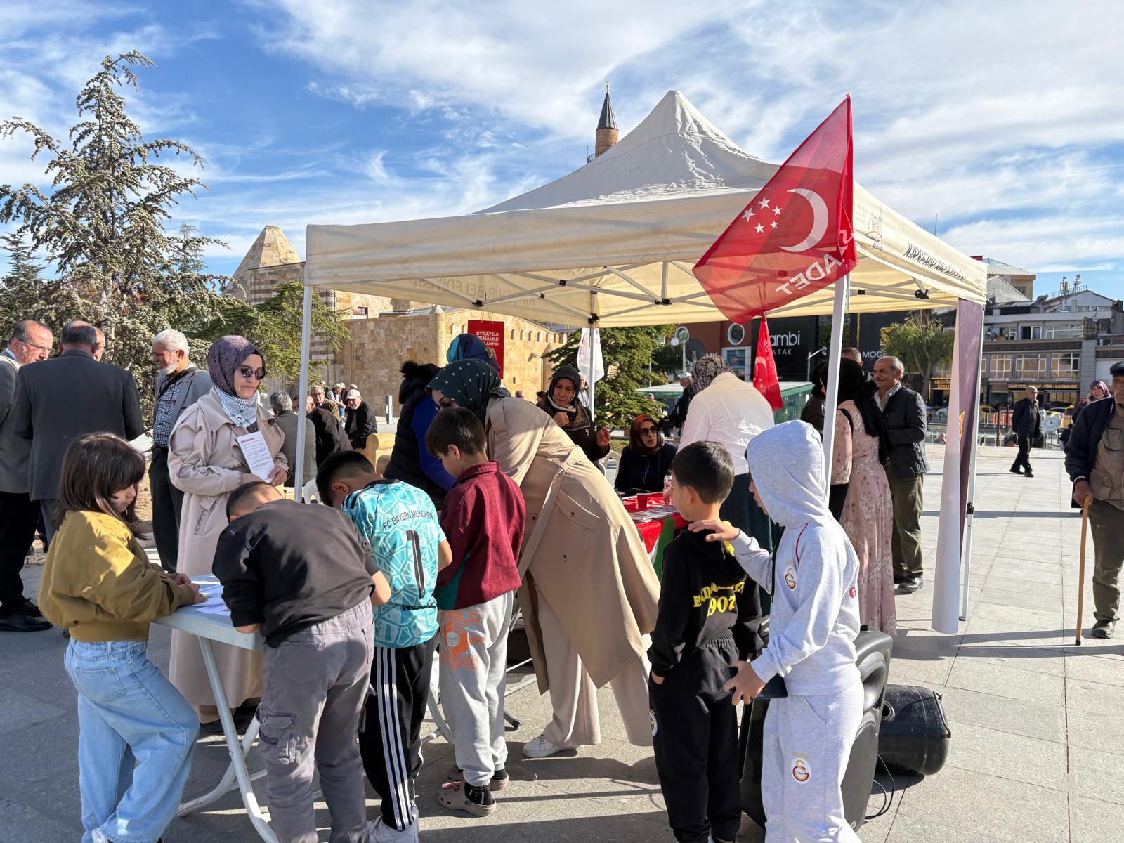 Saadet Partisi Kadın Kolları Çocuklar İçin Meydanlarda.jpg2