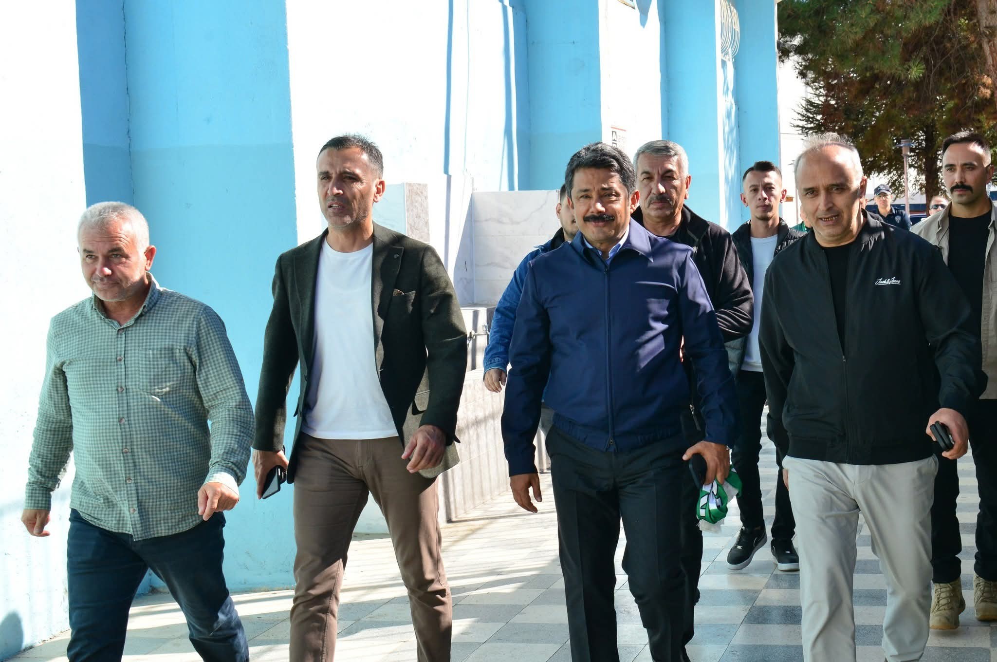 Vali Demiryürek, Gönüllerde Taht Kuruyor (2)