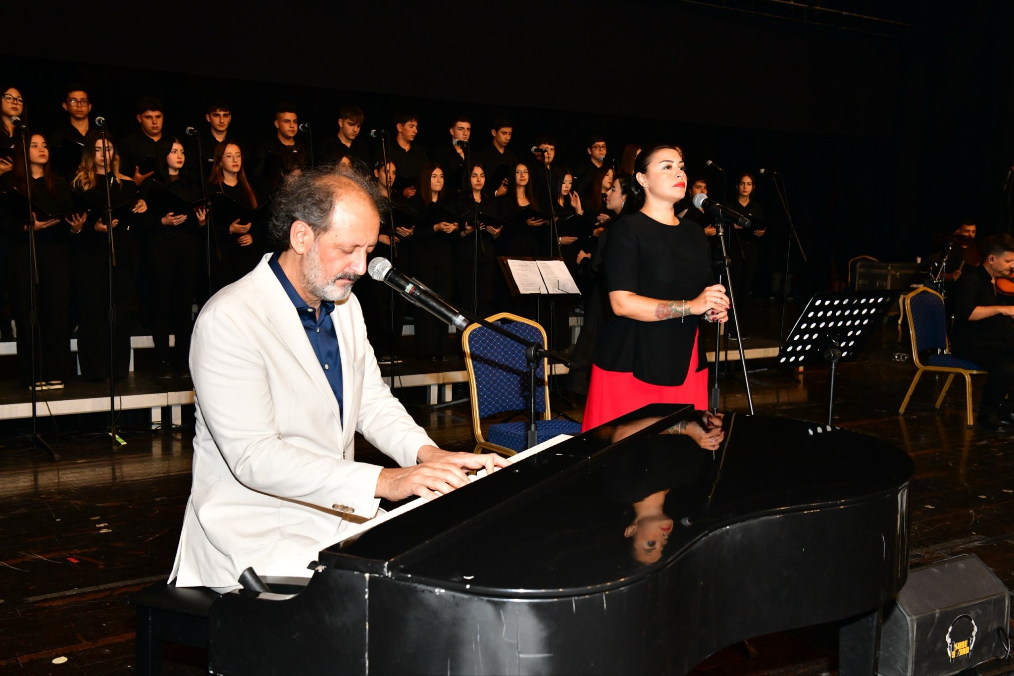 Yücel Arzen Kırşehir’de Genç Yeteneklerle Sahnedeydi