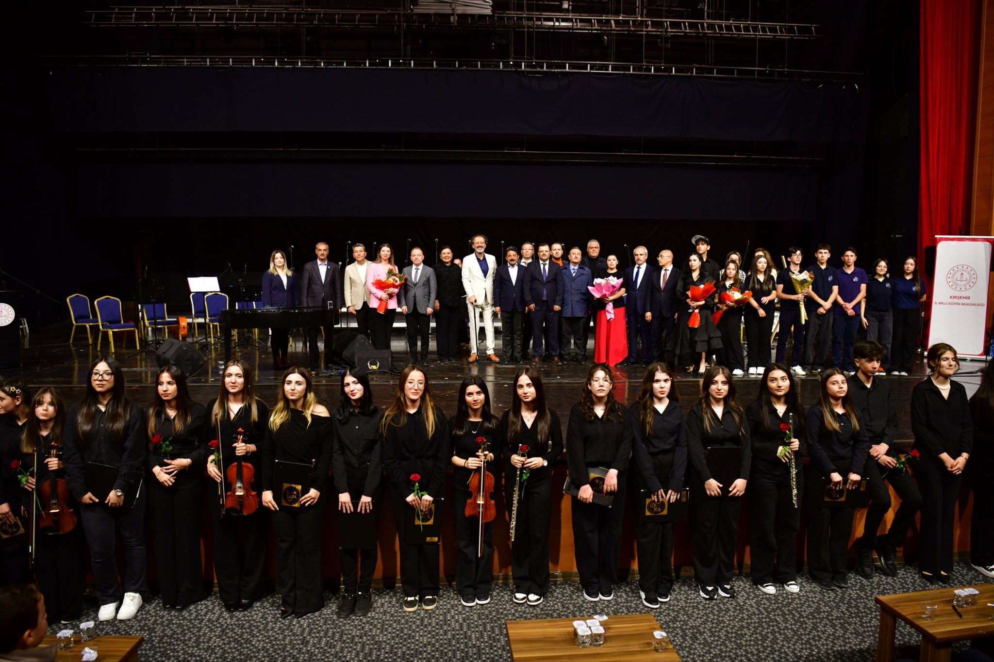 Yücel Arzen Kırşehir’de Genç Yeteneklerle Sahnedeydi3