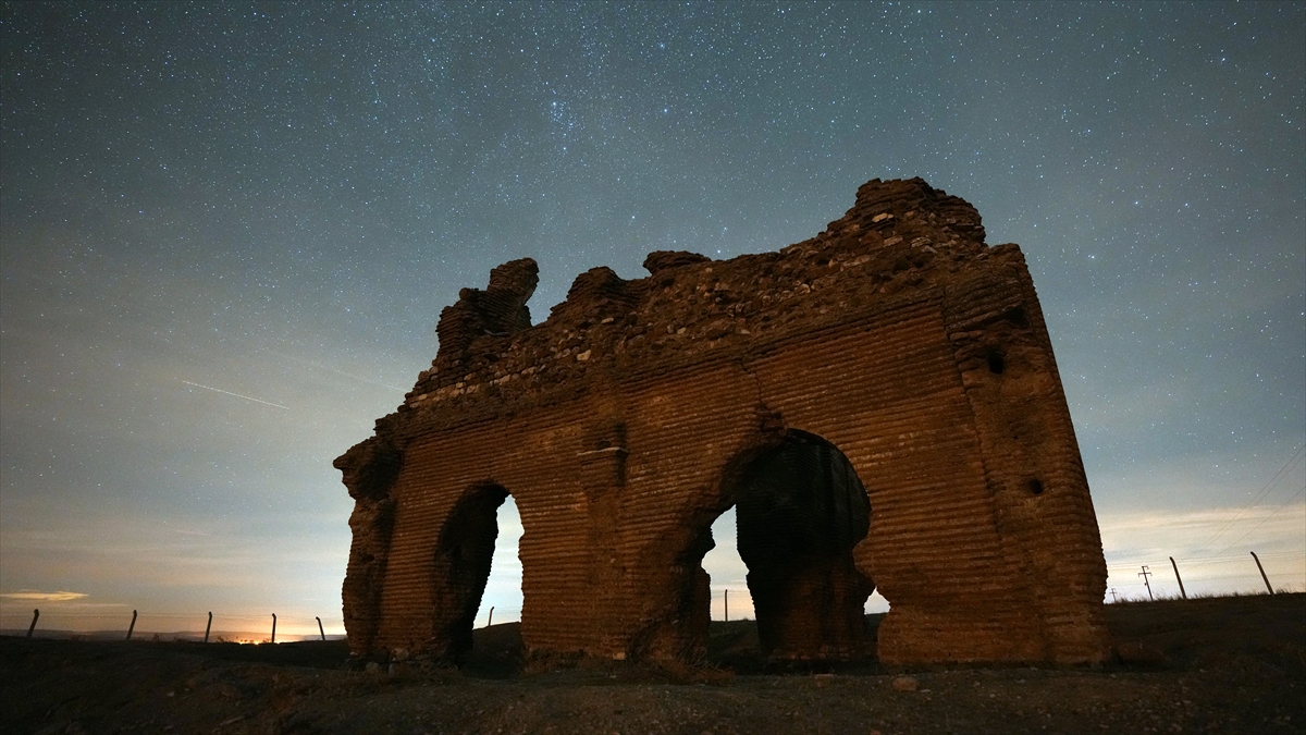 Aa 20251120 39755352 39755347 Tarihi Ucayak Kilisesi Yildizlarin Altinda Etkileyici Goruntuler Olusturdu (1)