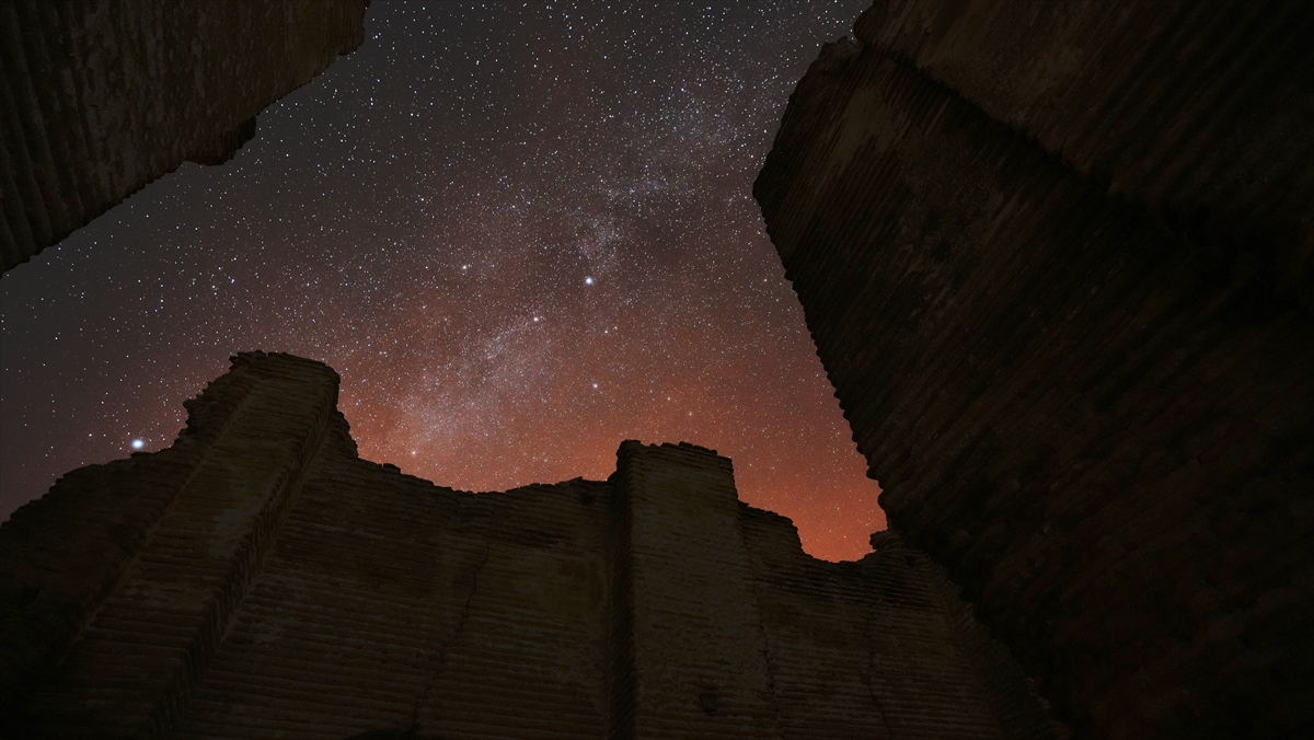 Aa 20251120 39755352 39755348 Tarihi Ucayak Kilisesi Yildizlarin Altinda Etkileyici Goruntuler Olusturdu (1)