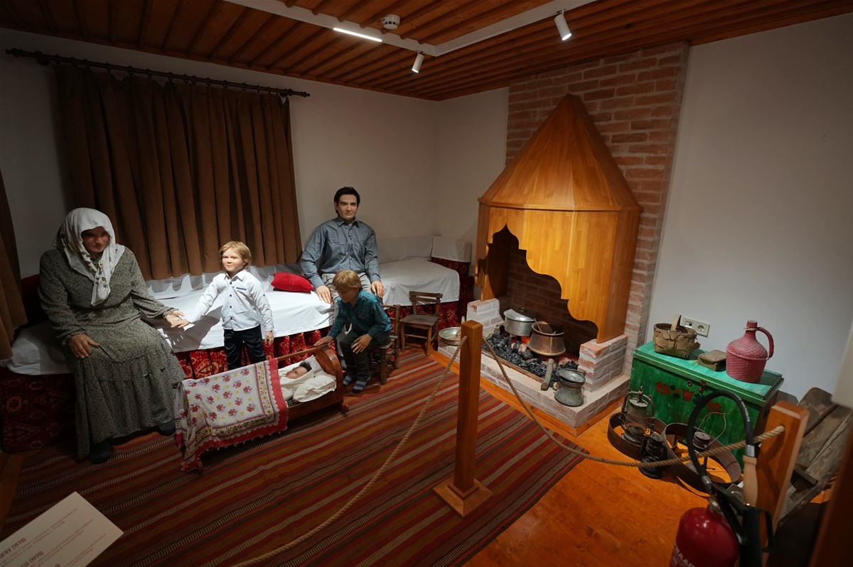 Bakan Bak Bulgari̇stan'da Nai̇m Süleymanoğlu Ani Evi̇'ni̇n Açilişina Katildi (2)