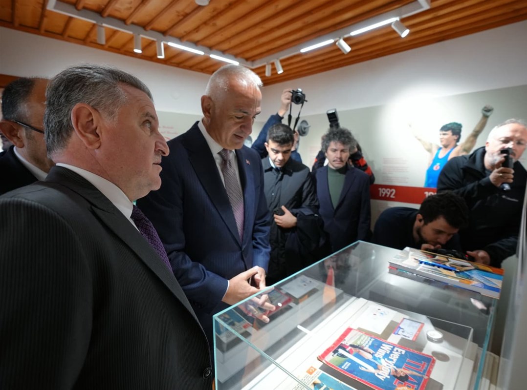 Bakan Bak Bulgari̇stan'da Nai̇m Süleymanoğlu Ani Evi̇'ni̇n Açilişina Katildi (3)