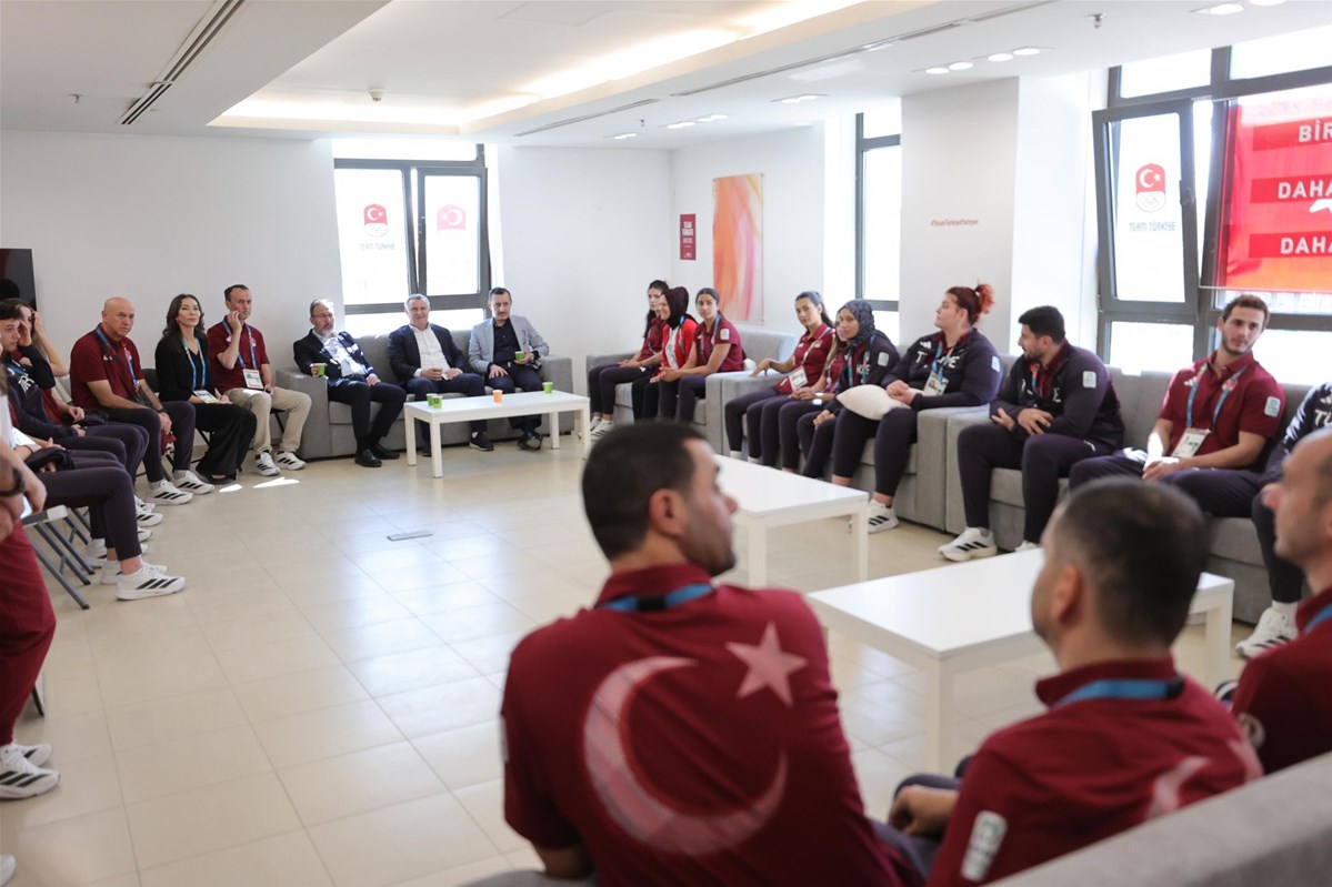 Bakan Osman Aşkın Bak, Riyad’da Milli Sporcuları Yalnız Bırakmadı (2)