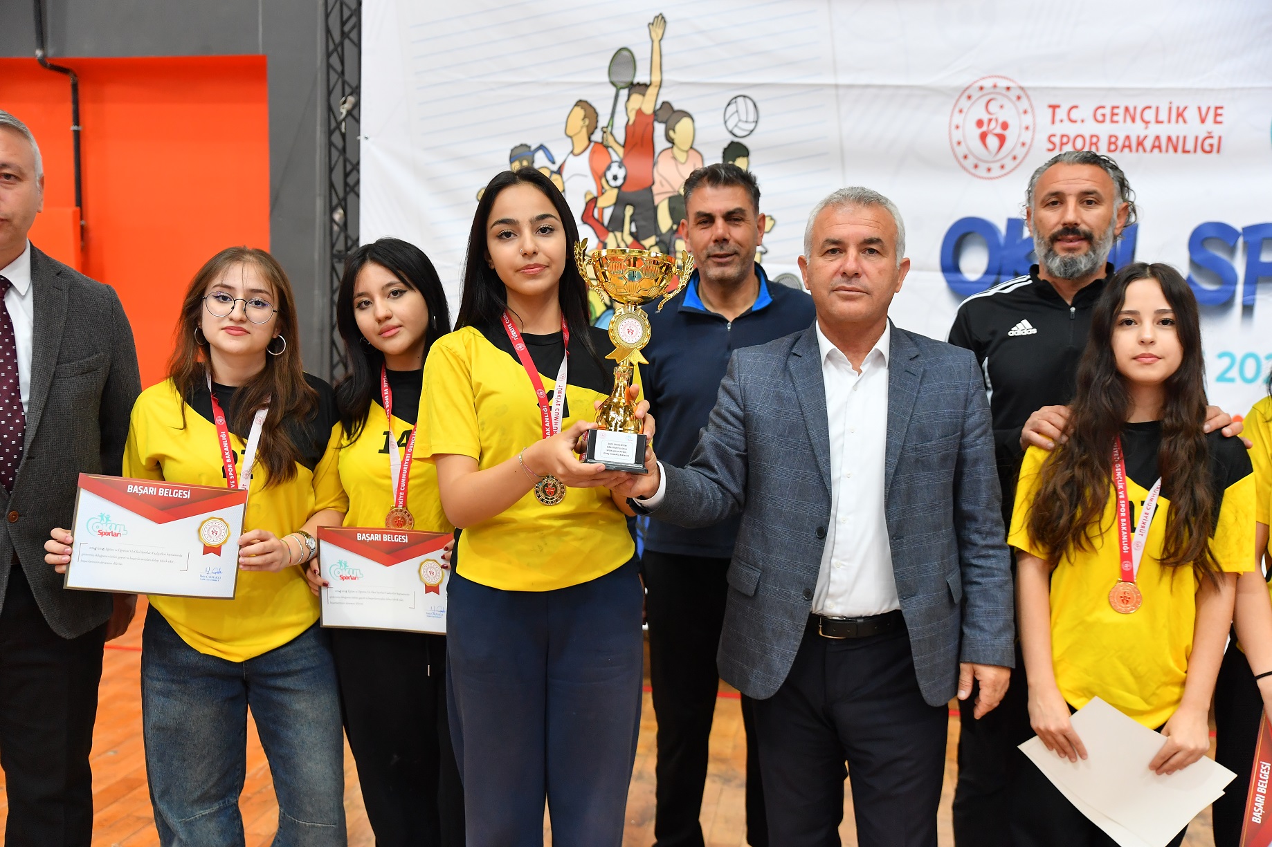 Liselerarası Genç Erkekler Ve Kızlar Hentbol Il Birinciliği Sona Erdi (4)