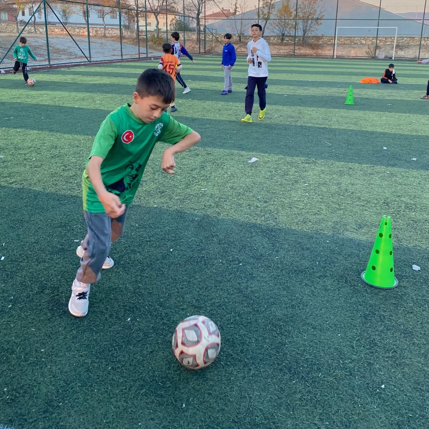 Mucur’da Genç Sporcular Futbol Antrenmanlarıyla Gelişiyor (2)