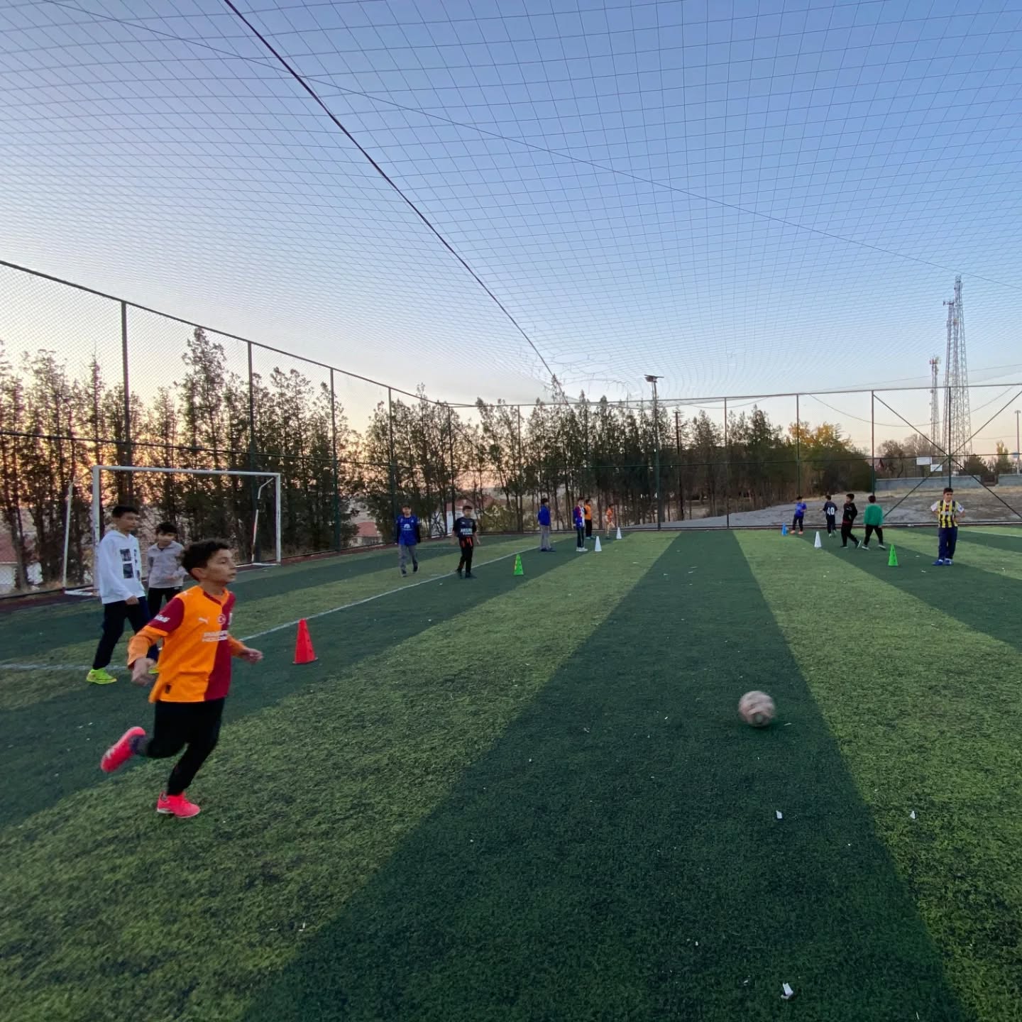 Mucur’da Genç Sporcular Futbol Antrenmanlarıyla Gelişiyor (3)