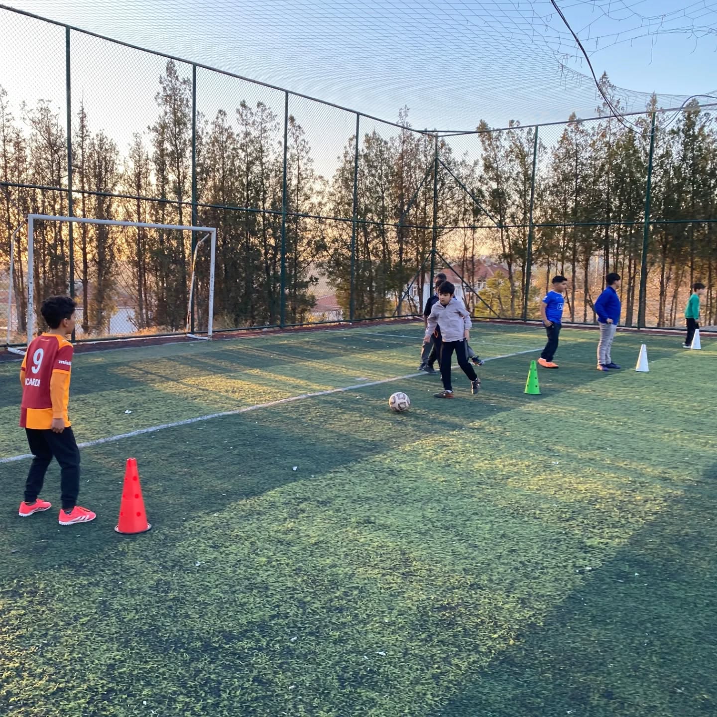 Mucur’da Genç Sporcular Futbol Antrenmanlarıyla Gelişiyor (4)