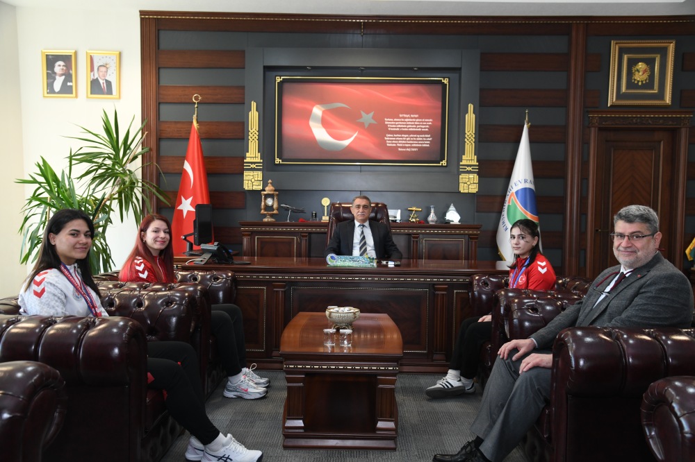 Rektör Karahocagil, Uluslararası Şampiyon Öğrencilerini Makamında Ağırladı (1)