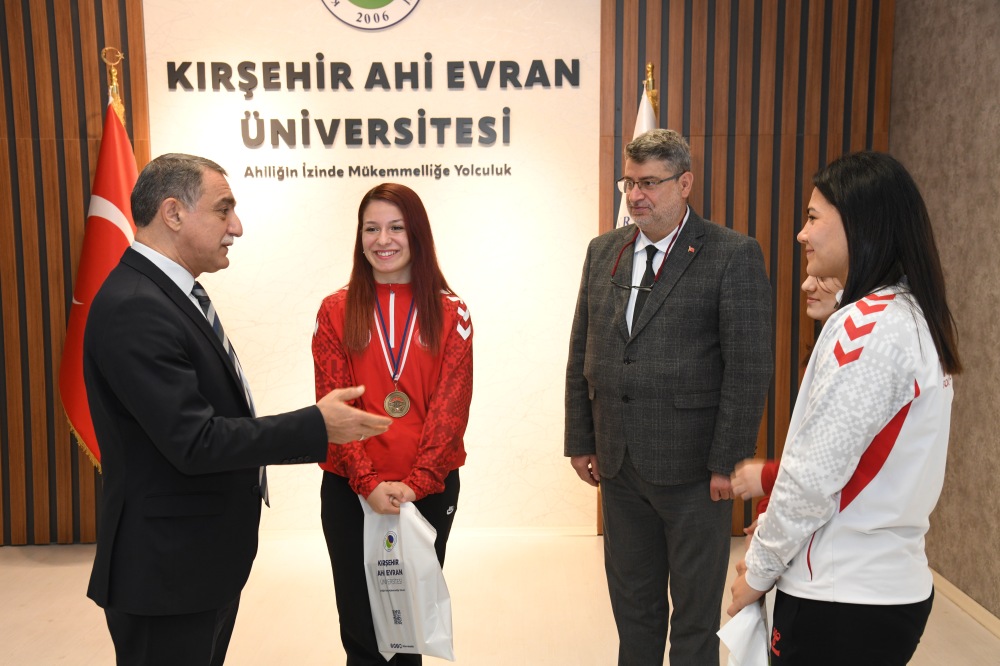 Rektör Karahocagil, Uluslararası Şampiyon Öğrencilerini Makamında Ağırladı (3)