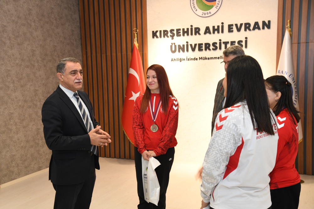 Rektör Karahocagil, Uluslararası Şampiyon Öğrencilerini Makamında Ağırladı (4)