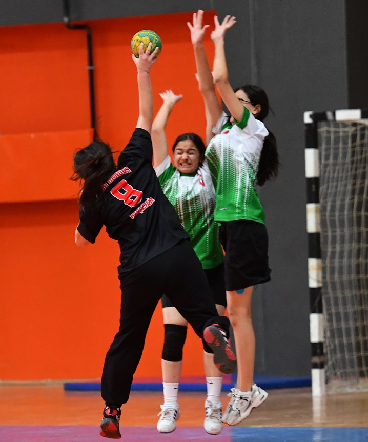 Sırrı Kardeş Ortaokulu’ndan Turnuvaya Farklı Başlangıç 26–2 (2)