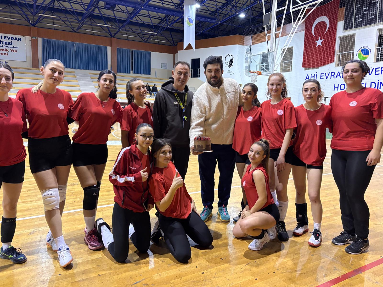 Antrenör İlhan’a Sürpri̇z Doğum Günü Kutlamasi (1)