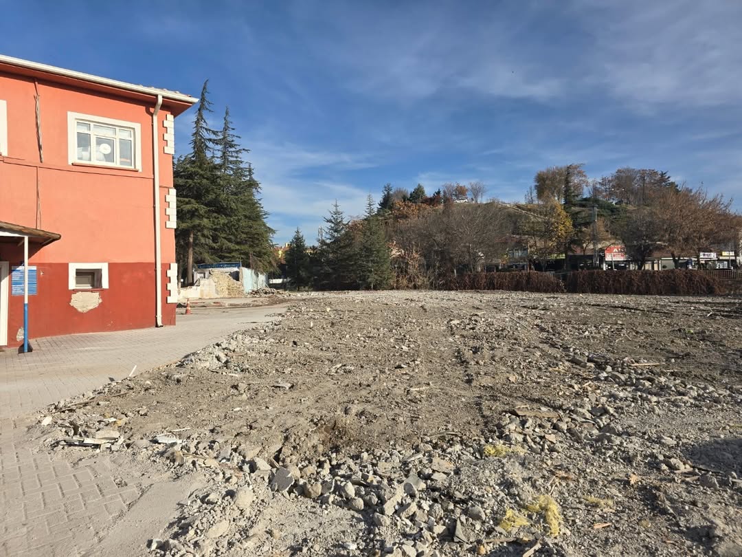 Aşikpaşa Spor Salonu Tari̇he Karişti (2)