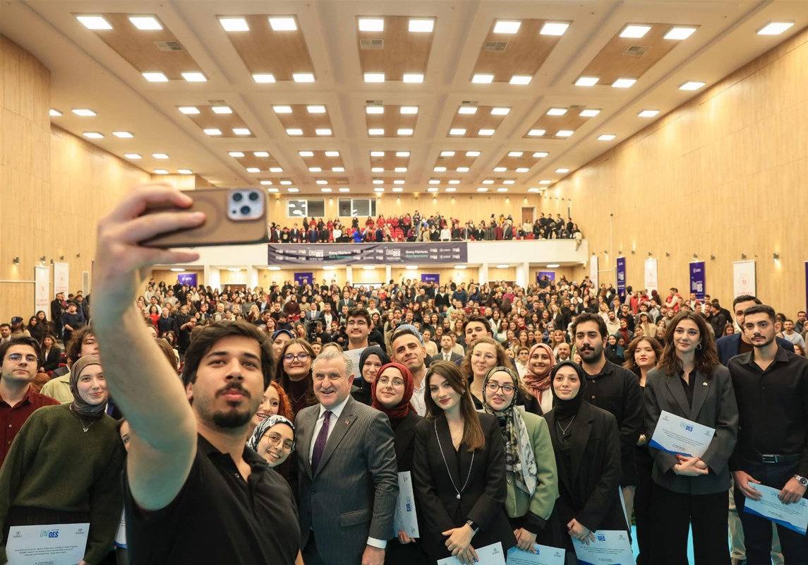 Bakan Bak “Bu Ülkeyi Ayağa Kaldıracak Olan Siz Gençlersiniz” (3)