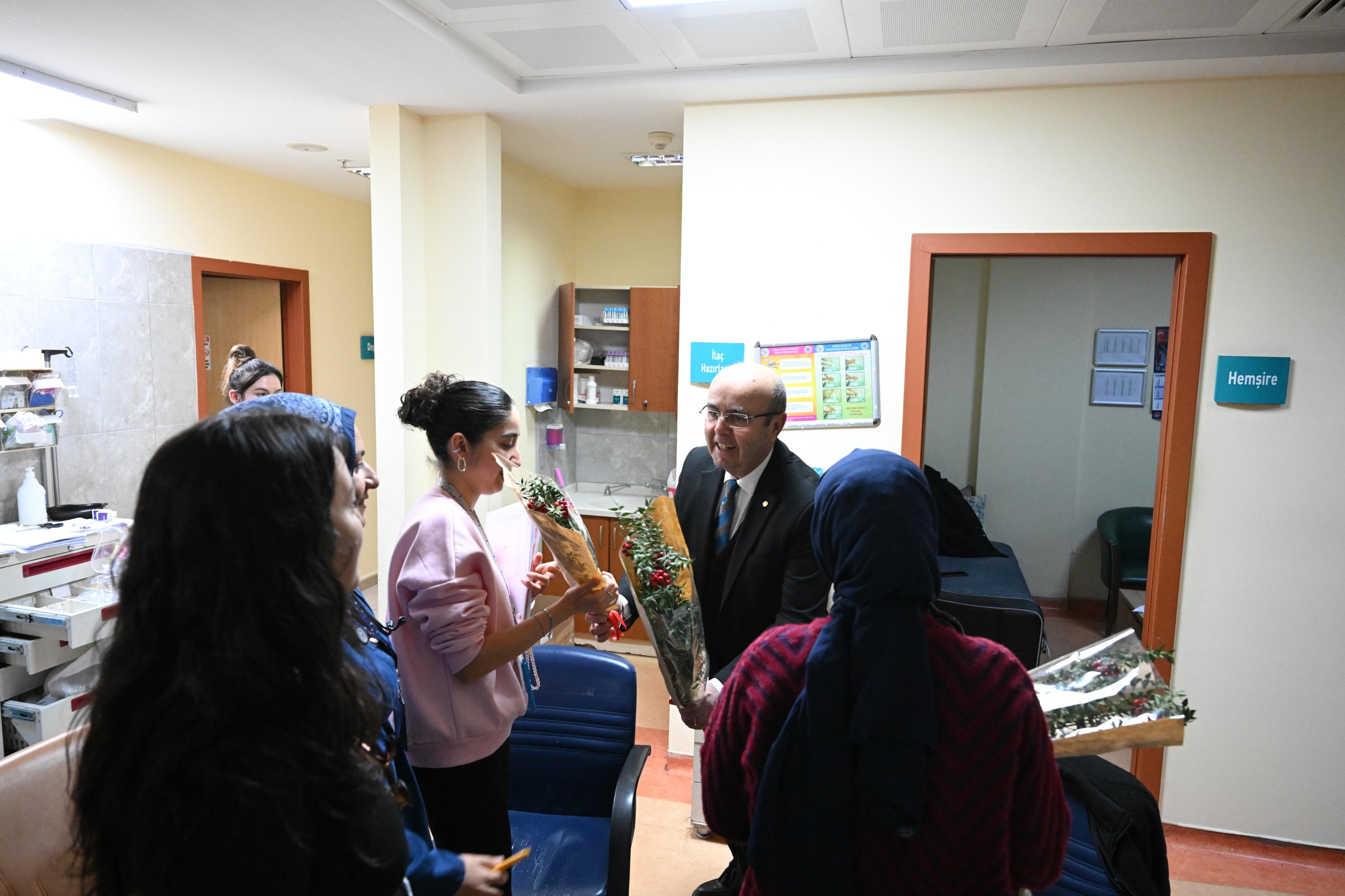 Başkan Ekicioğlu Ve Chp Heyetinden Esnaf Ve Emekçilere Kokina Çiçeği1