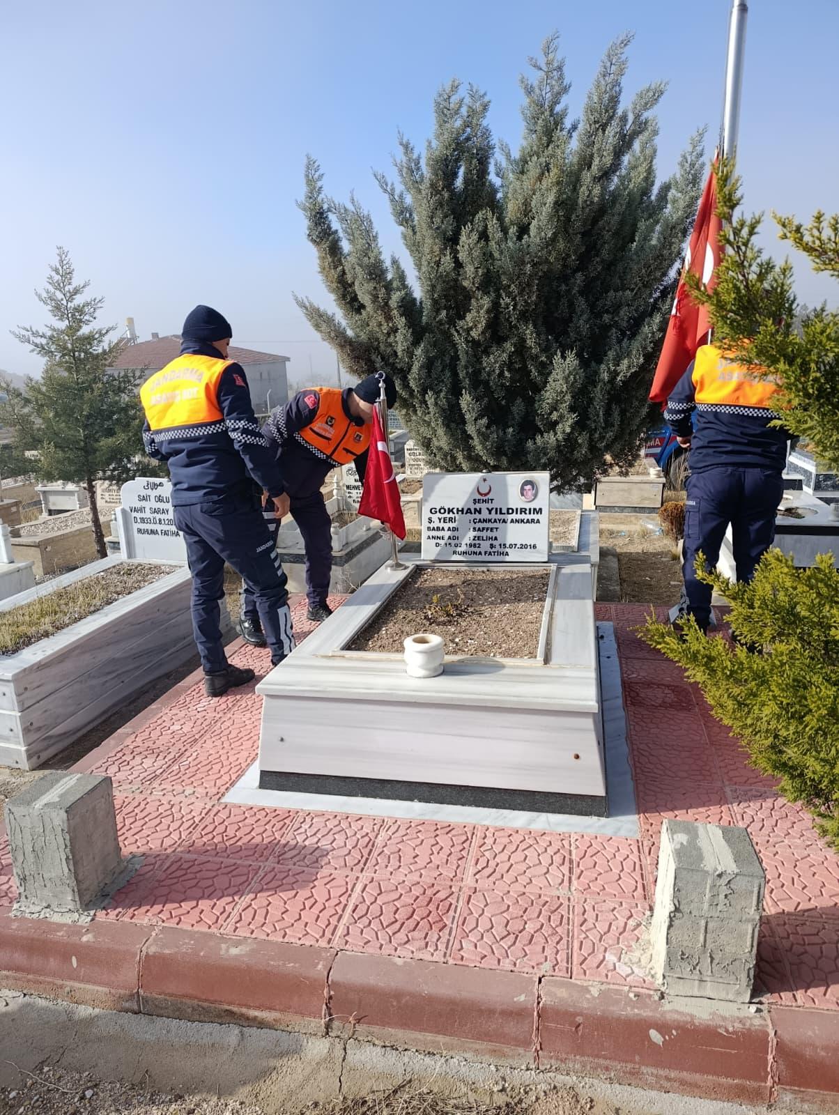 Jandarma, Şehit Kabirlerinde Bayrakları Yeniledi1