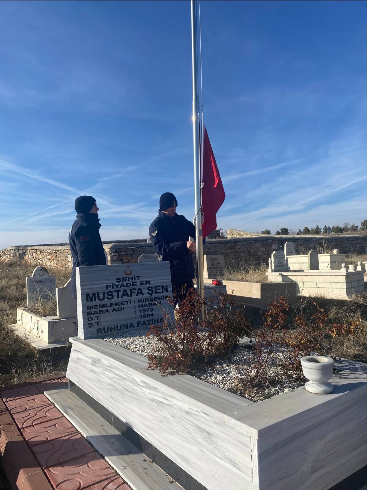 Jandarma, Şehit Kabirlerinde Bayrakları Yeniledi2