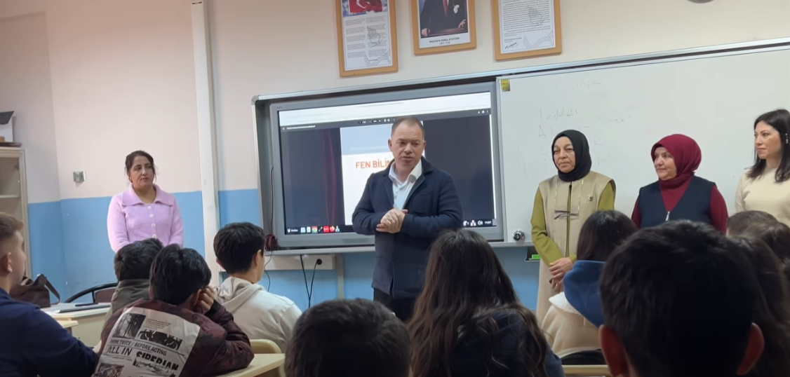 Kırşehir’de Eğitim Diyaloği̇l Müdürü Gülşen Cacabey Ortaokulunda1