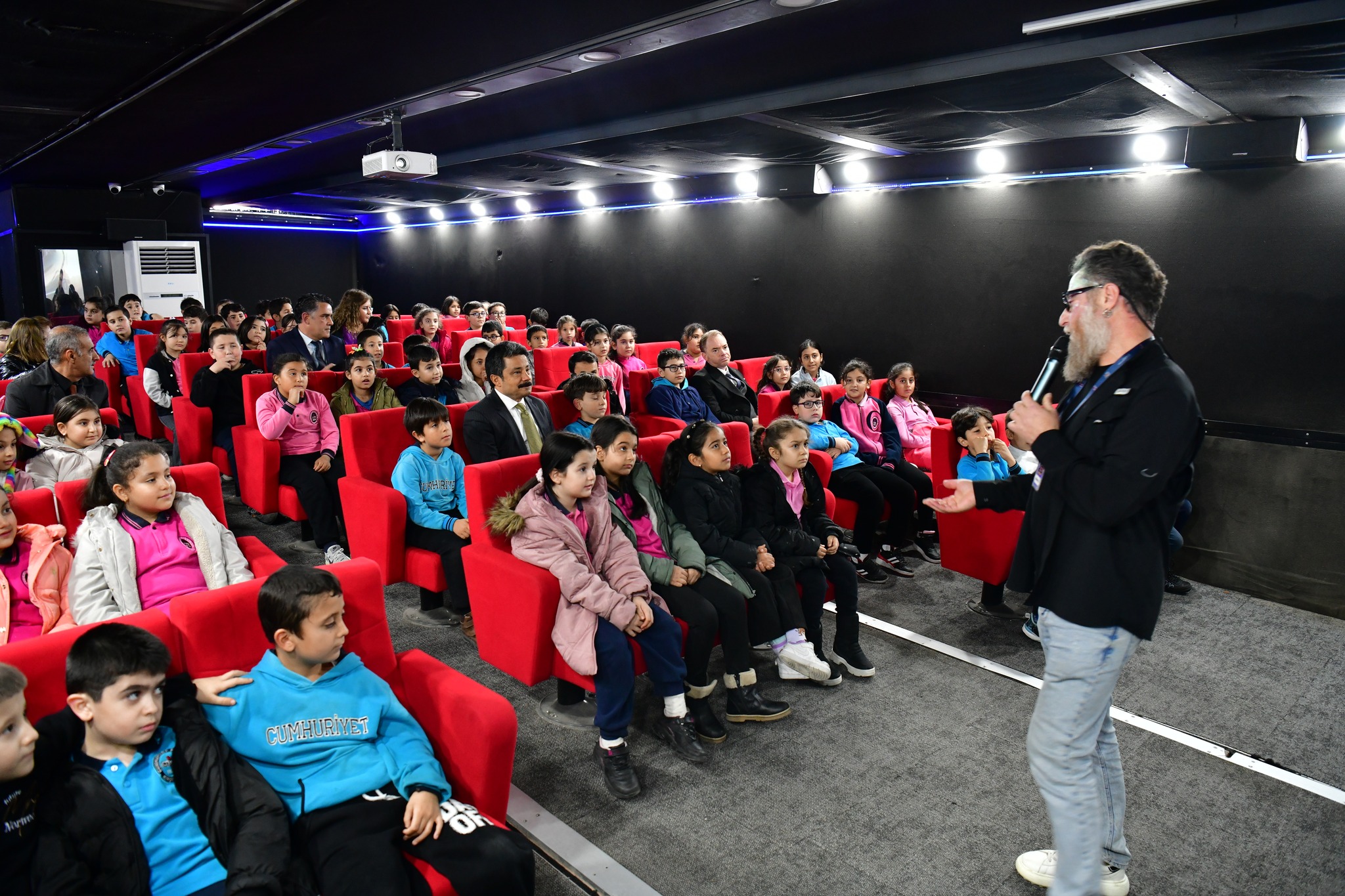 Kırşehir’de Gezen Sinema Tırı Çocuklarla Buluştu 2