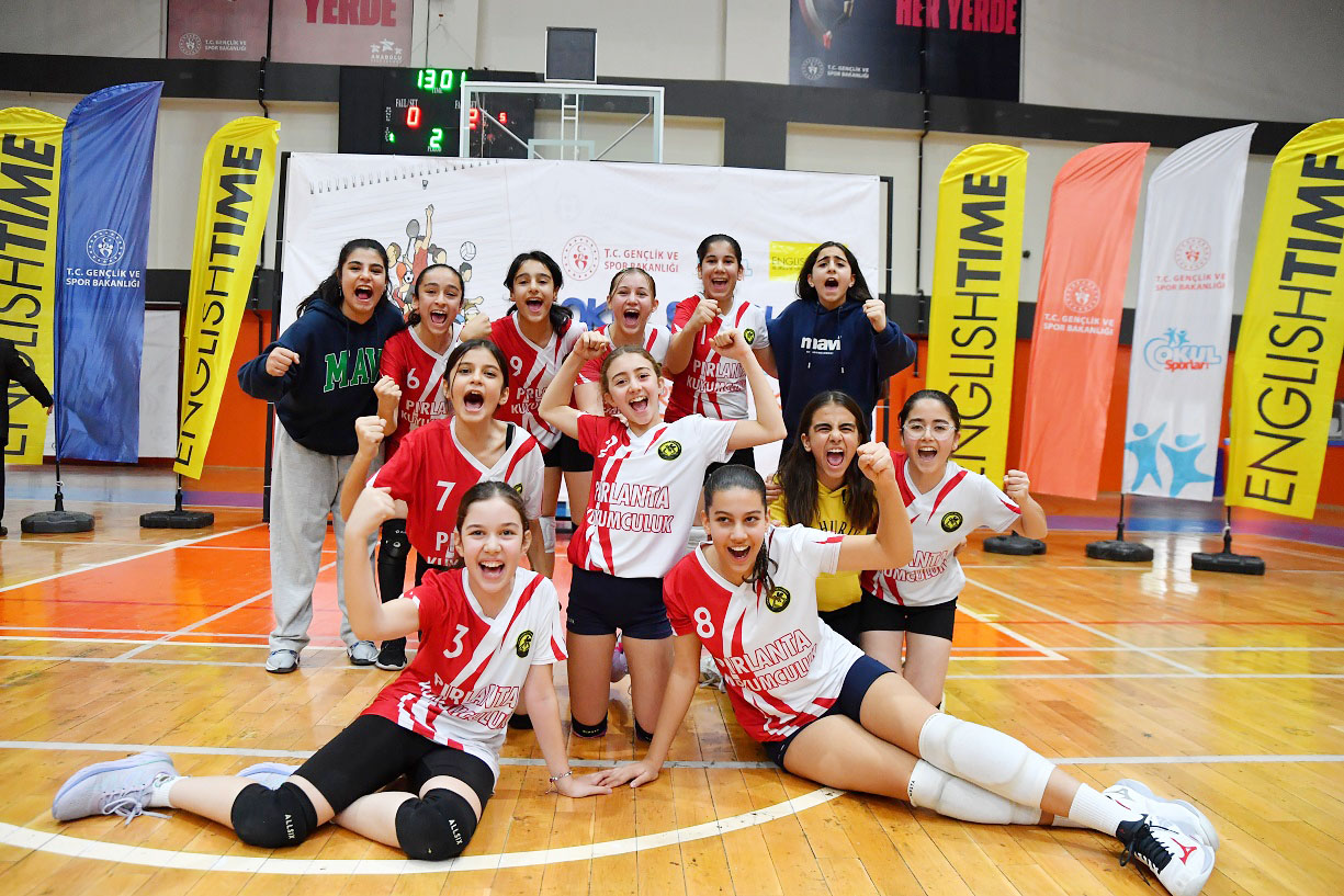 Küçük Kizlar Voleybolda Zi̇rve Yi̇ne Cumhuri̇yet’i̇n (2)