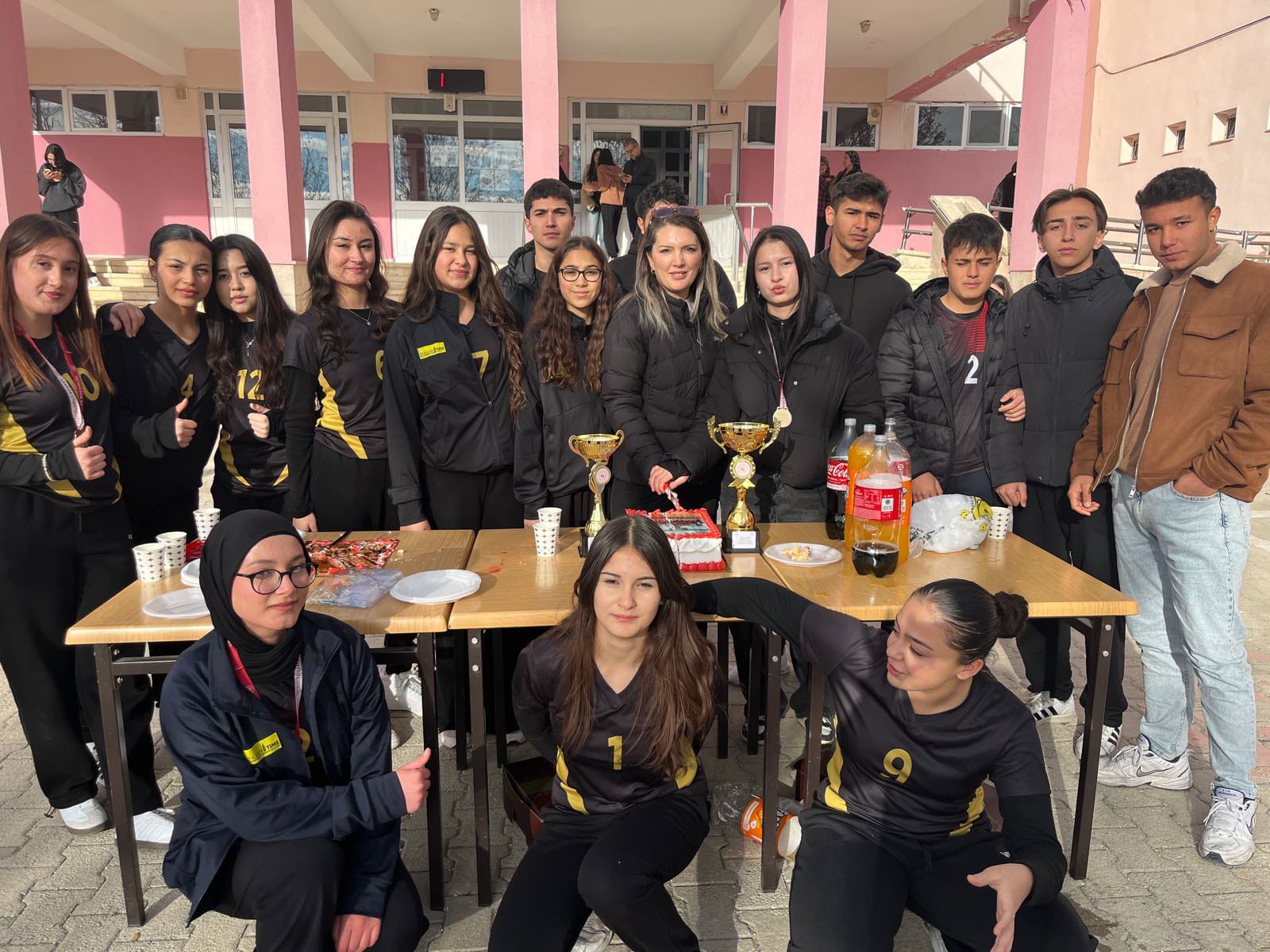 Şampiyonluğu Pasta Keserek Kutladılar (1)