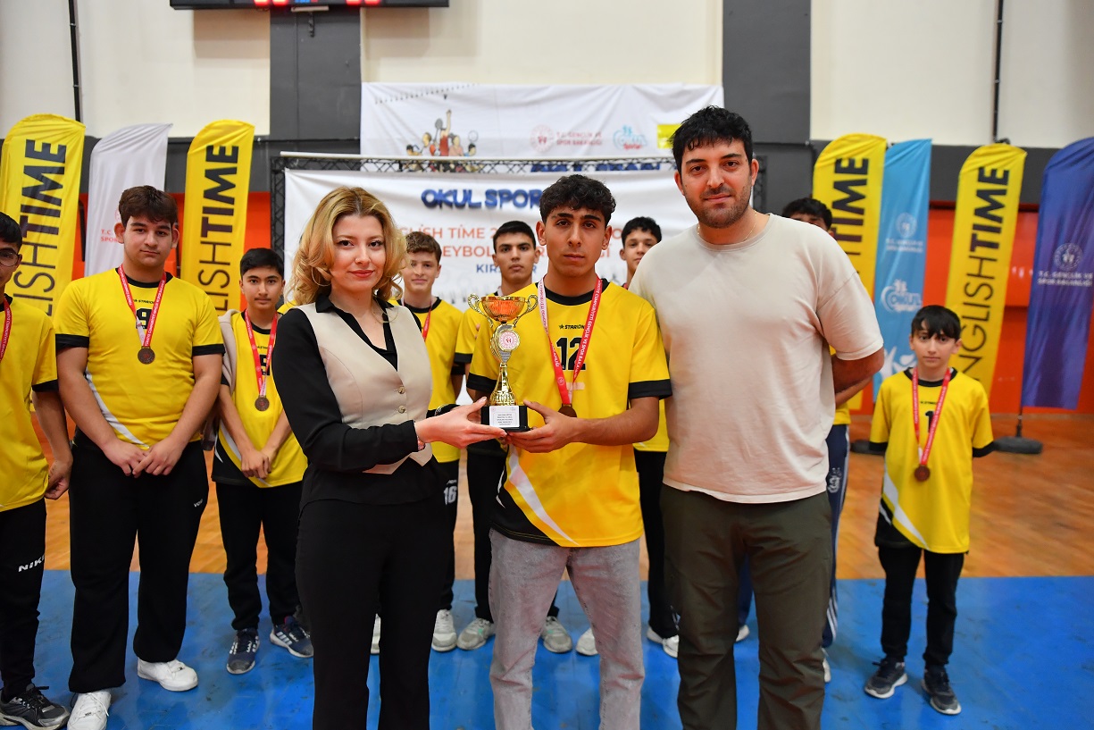 Sosyal Bilimler, Genç Erkekler Voleybol Il Üçüncüsü Oldu (2)