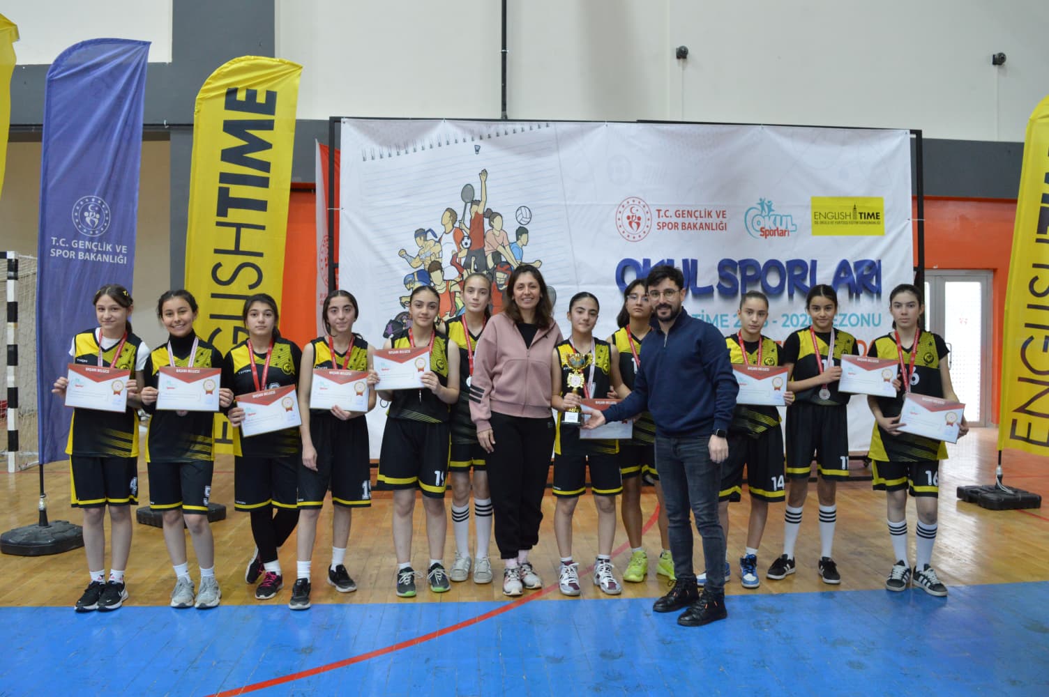 Cacabey Ortaokulu Basketbolda Şampiyon (2)