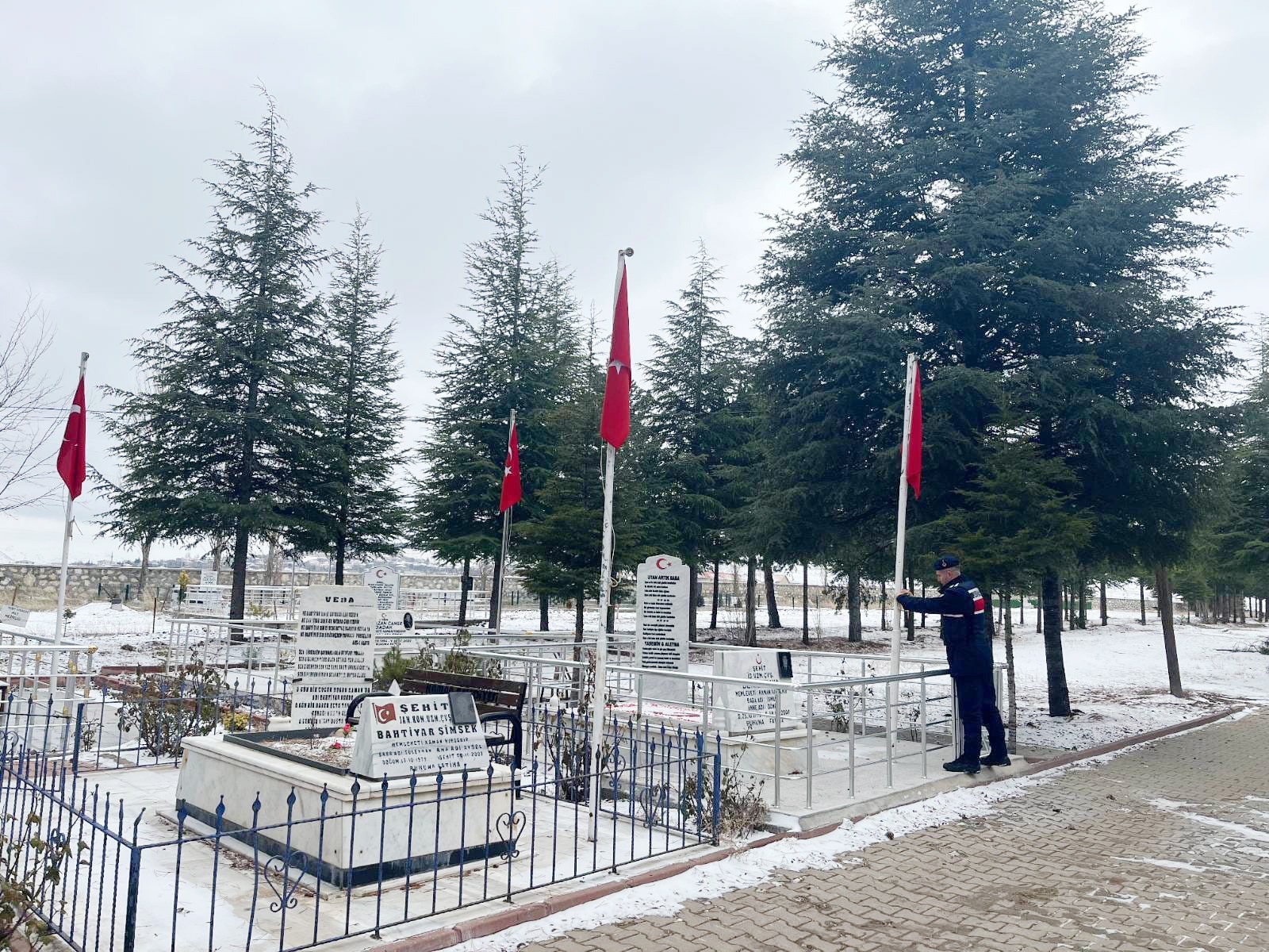 Kırşehir’de Şehitlerin Kabirleri Özenle Temizlendi, Şanlı Bayrağımız Yenilendi1