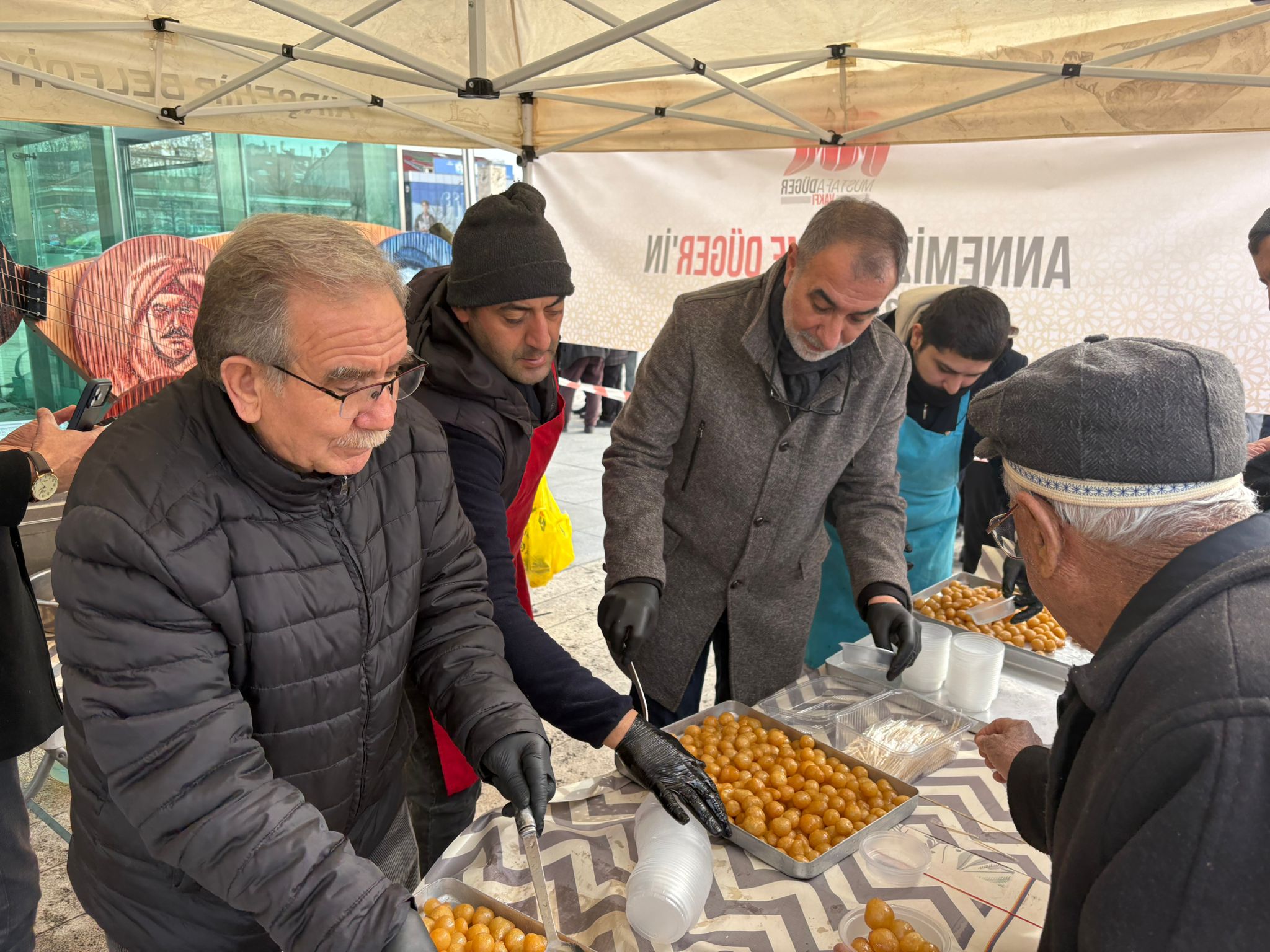 Mustafa Düger Annesi İçin Lokma Dağıttı1