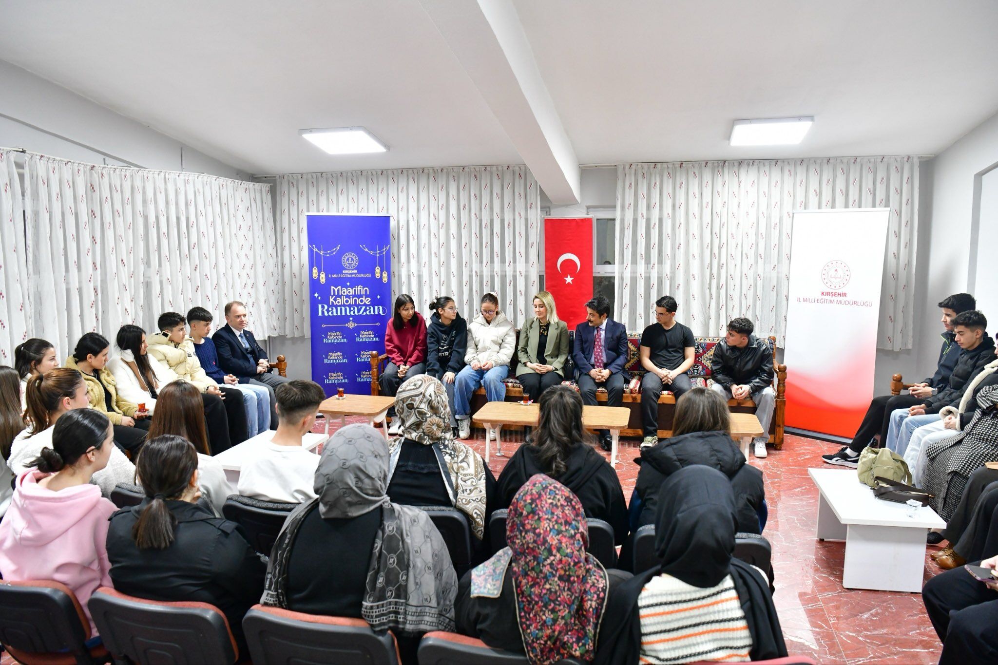 Kırşehir Valisi Demiryürek, İftar Sofrasında Öğrencilerle Buluştu