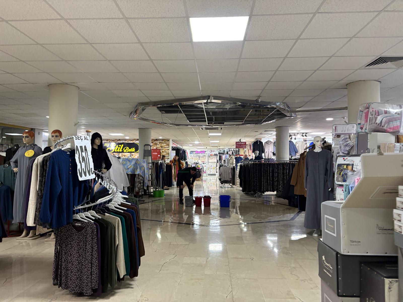 Kırşehir’de Yeraltı Çarşısı Esnafı Yağmura ‘Kovalarla’ Direniyor!1