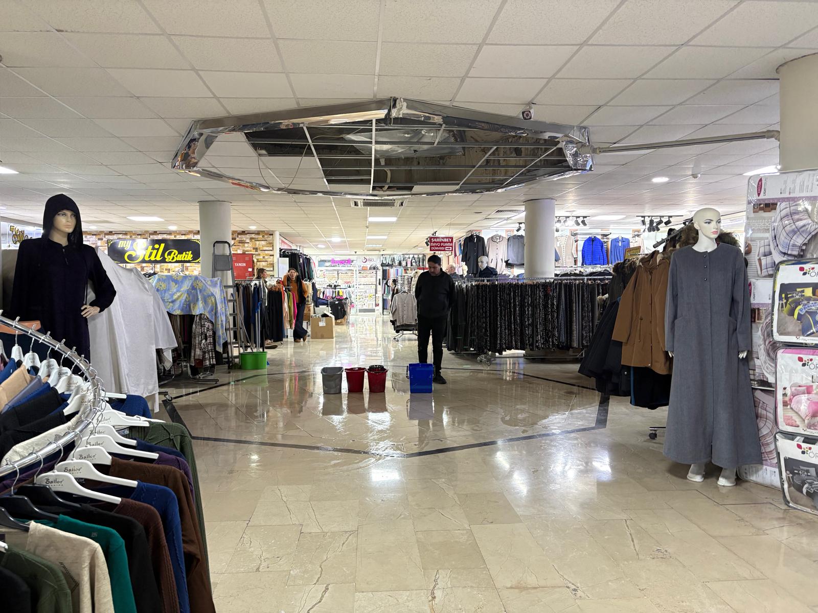 Kırşehir’de Yeraltı Çarşısı Esnafı Yağmura ‘Kovalarla’ Direniyor!2