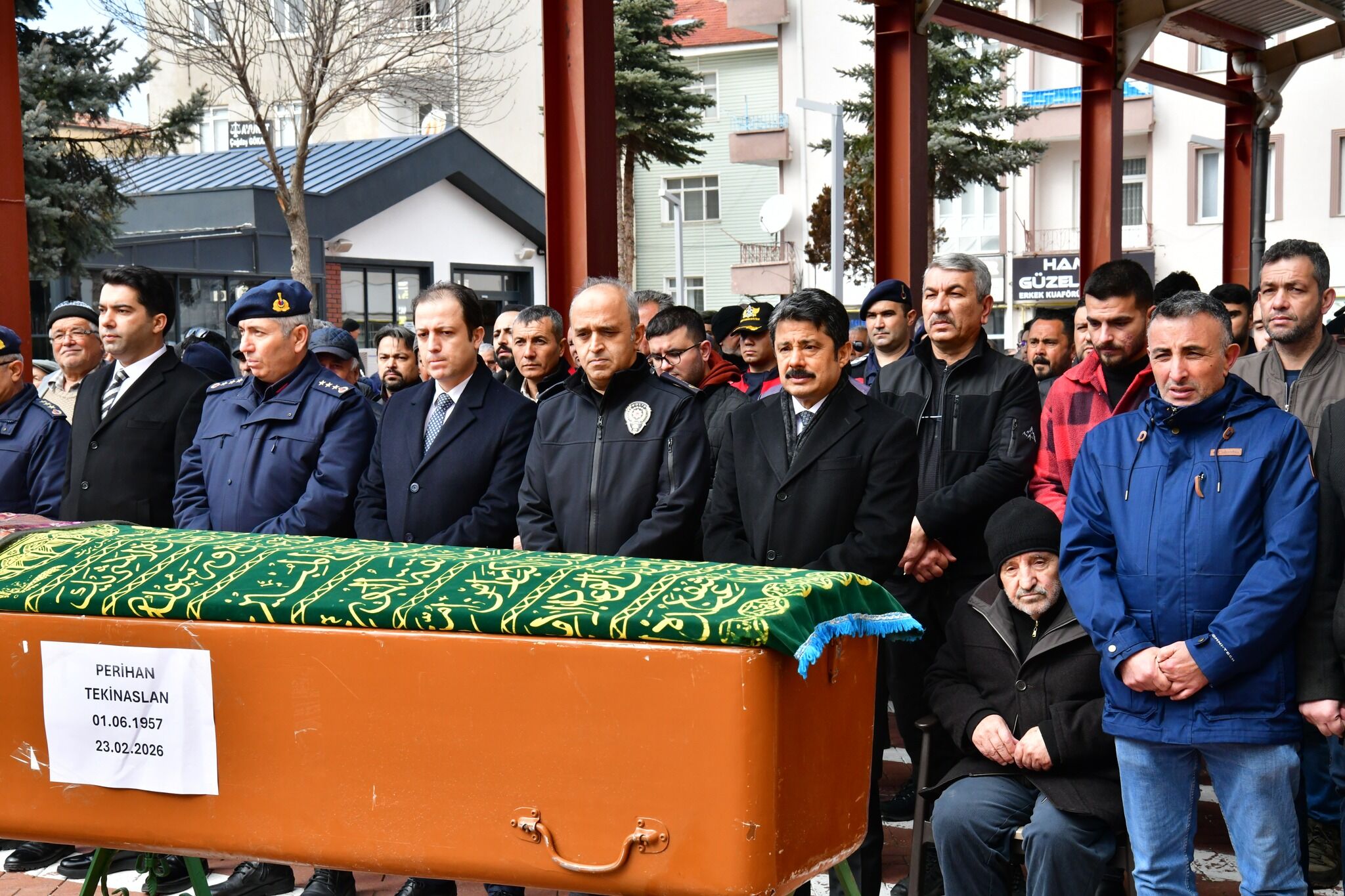 Vali Demiryürek Şehidimizin Annesini Son Yolculuğunda Yalnız Bırakmadı 1