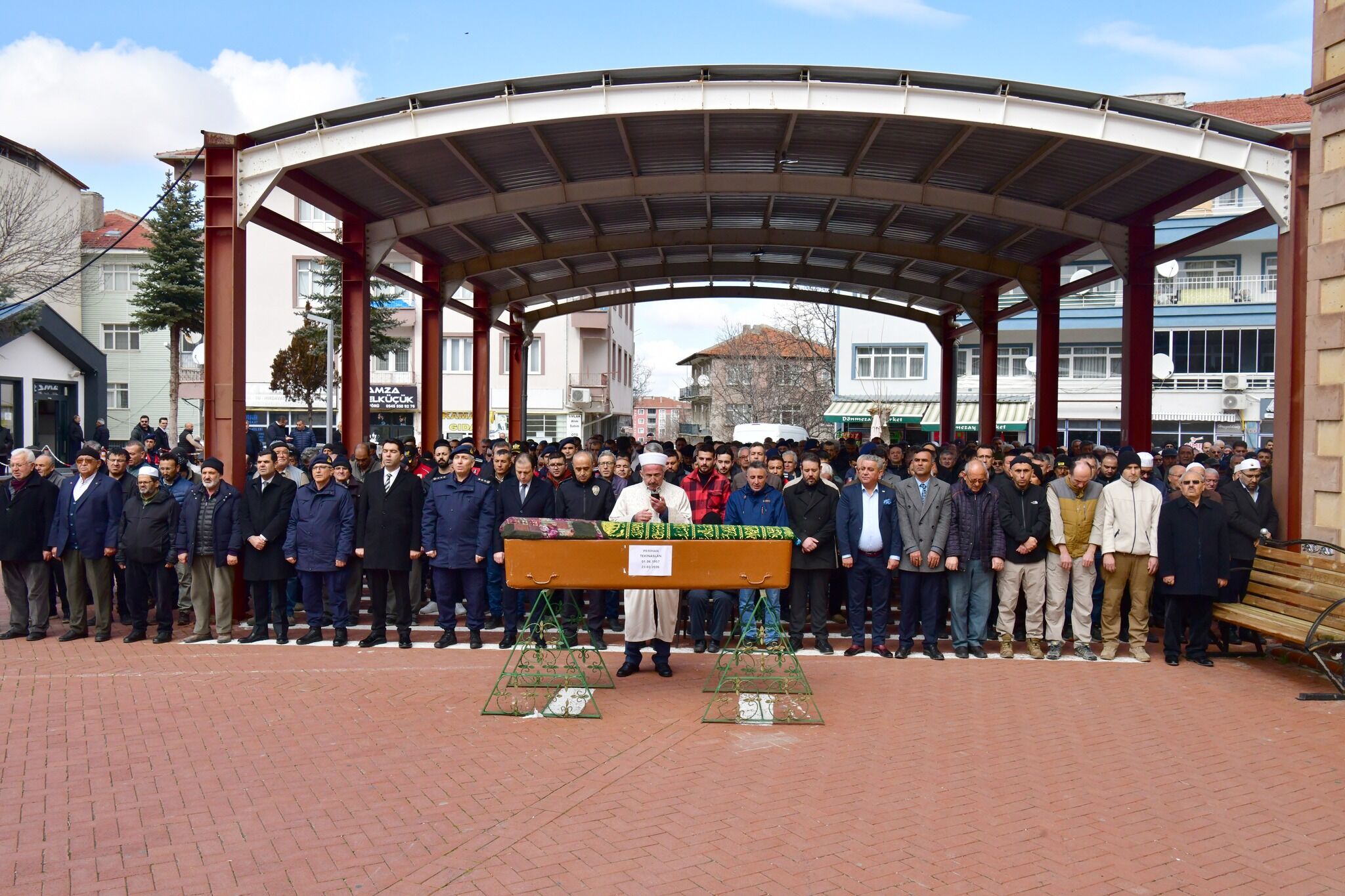 Vali Demiryürek Şehidimizin Annesini Son Yolculuğunda Yalnız Bırakmadı 2