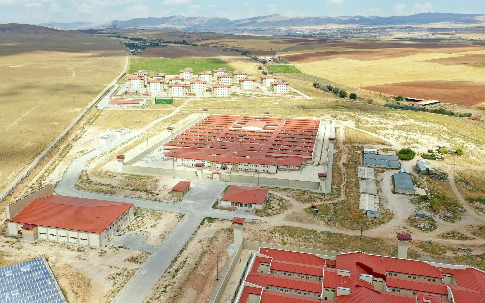 YENİ CEZAEVİ KARŞISINA