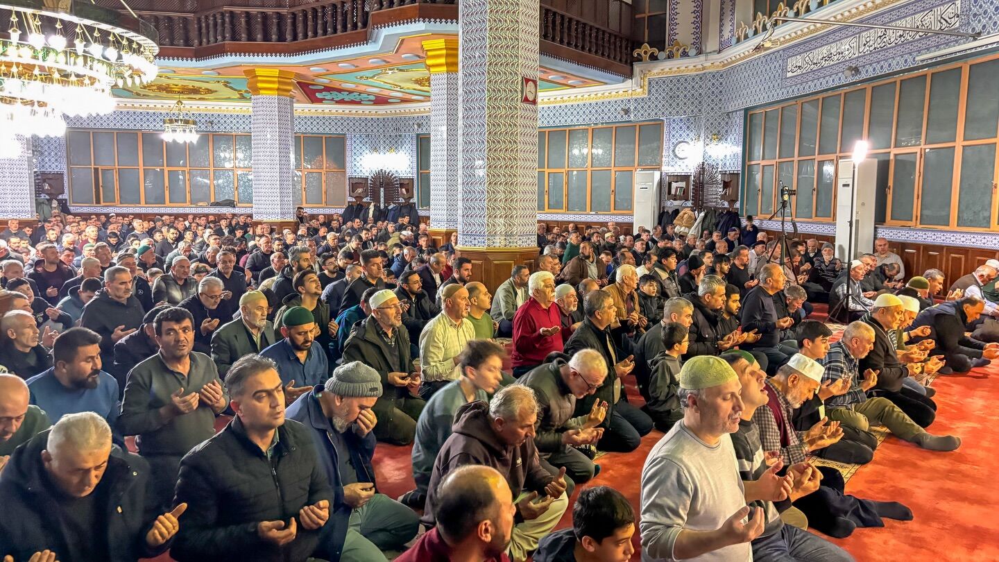 Kırşehir’de Kadir Gecesi Coşkusu Gönüller Hoca Ahmet Yesevi’de Buluştu 1