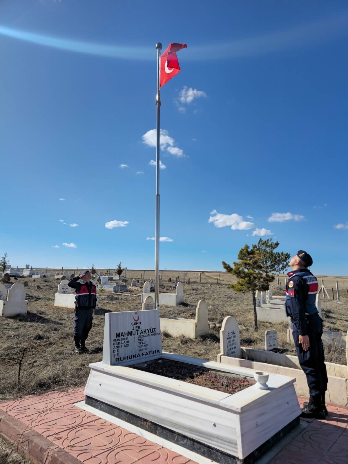 Kırşehir’de Şehitlerin Al Bayrağı Yenilendi
