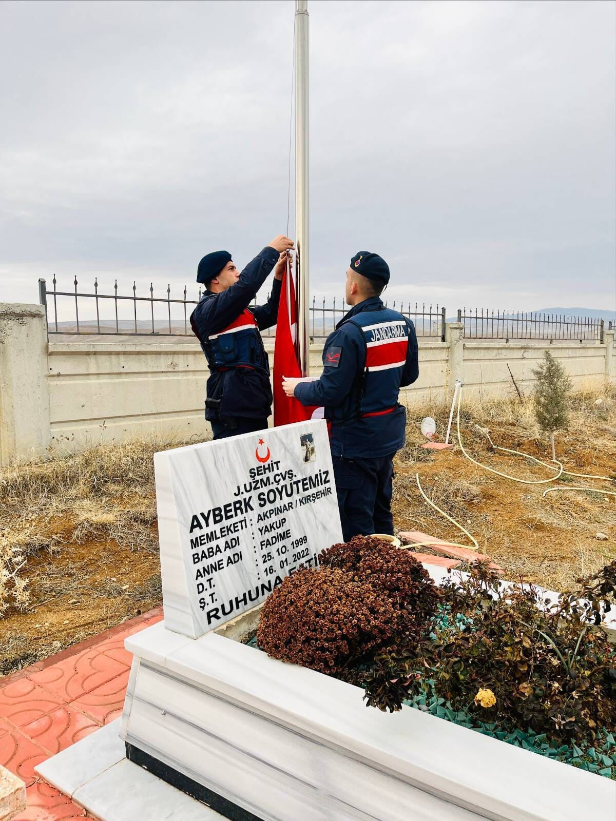 Kırşehir’de Şehitlerin Al Bayrağı Yenilendi1