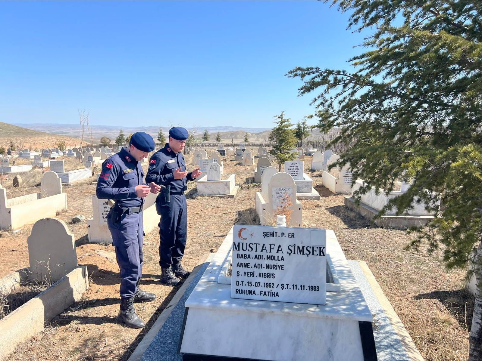 Kırşehir’de Şehitlerin Al Bayrağı Yenilendi2