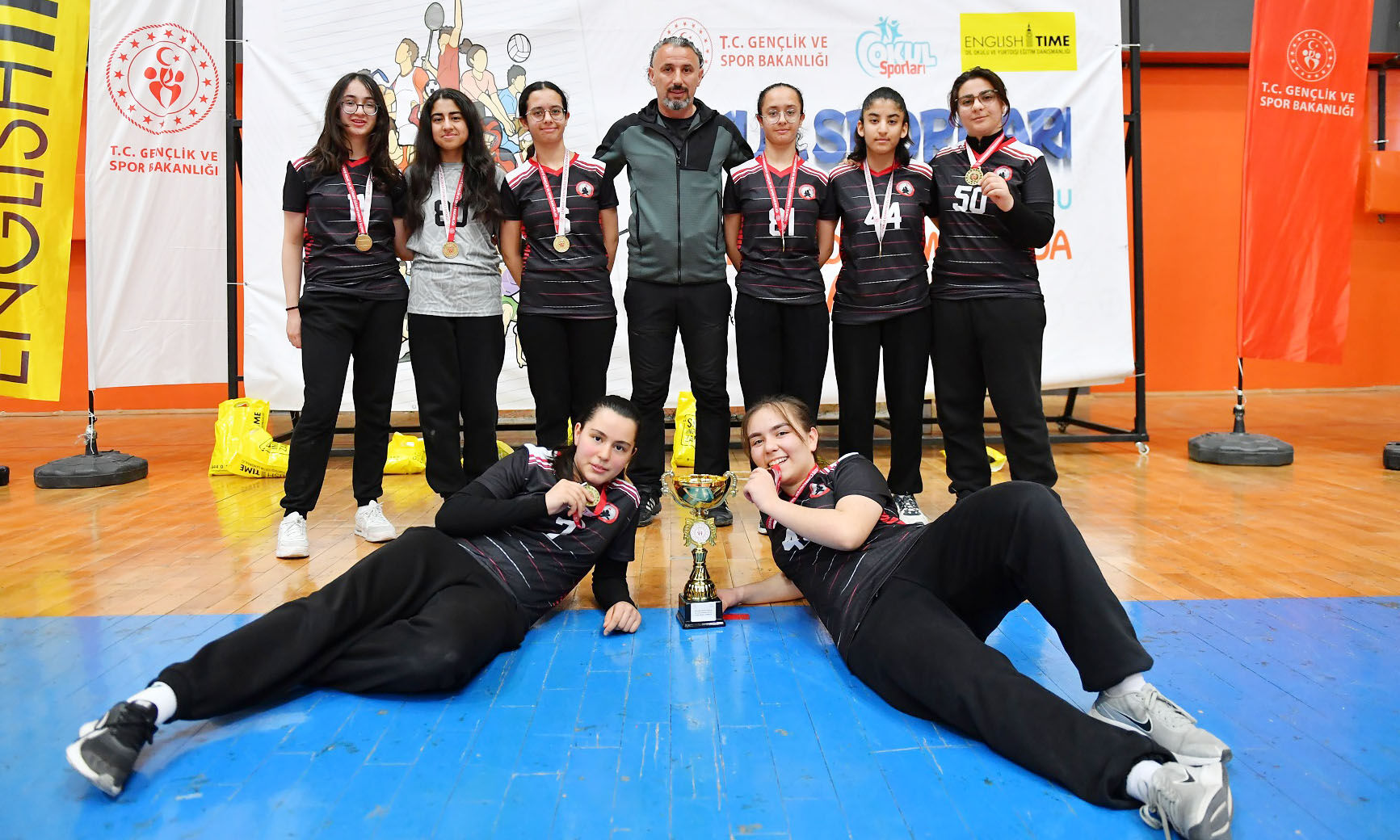 Ömer Halisdemir Ortaokulu Futsalda Ambargo Koydu (2)